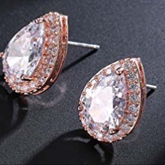 Rose gold tear drop earring with cubic Zirconia - Picture 2 of 5